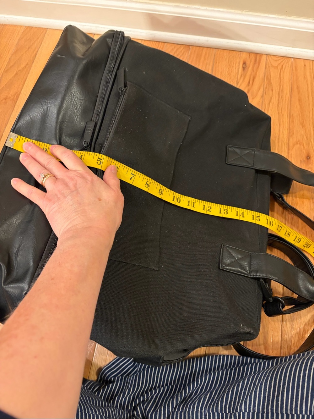 BÉIS The Weekender Bag Black Structured Bottom Compartment Laptop Sleeve - Picture 13 of 15